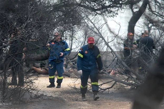 Μαρτυρία-σοκ: Έσβηνα κάτι που καιγόταν από τις πυρκαγιές, ήταν μία νεκρή γυναίκα